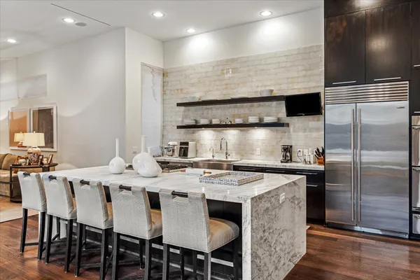 $2,195,000 | 2211 Avalon Place, Houston, TX 77019