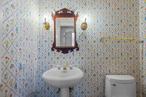 $1,195,000 | 1845 West North Pond Lane, Lake Forest, IL 60045