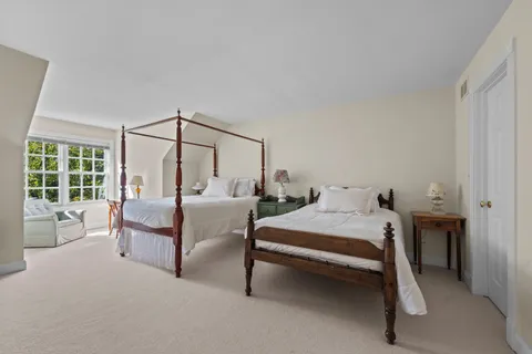 $1,195,000 | 1845 West North Pond Lane, Lake Forest, IL 60045