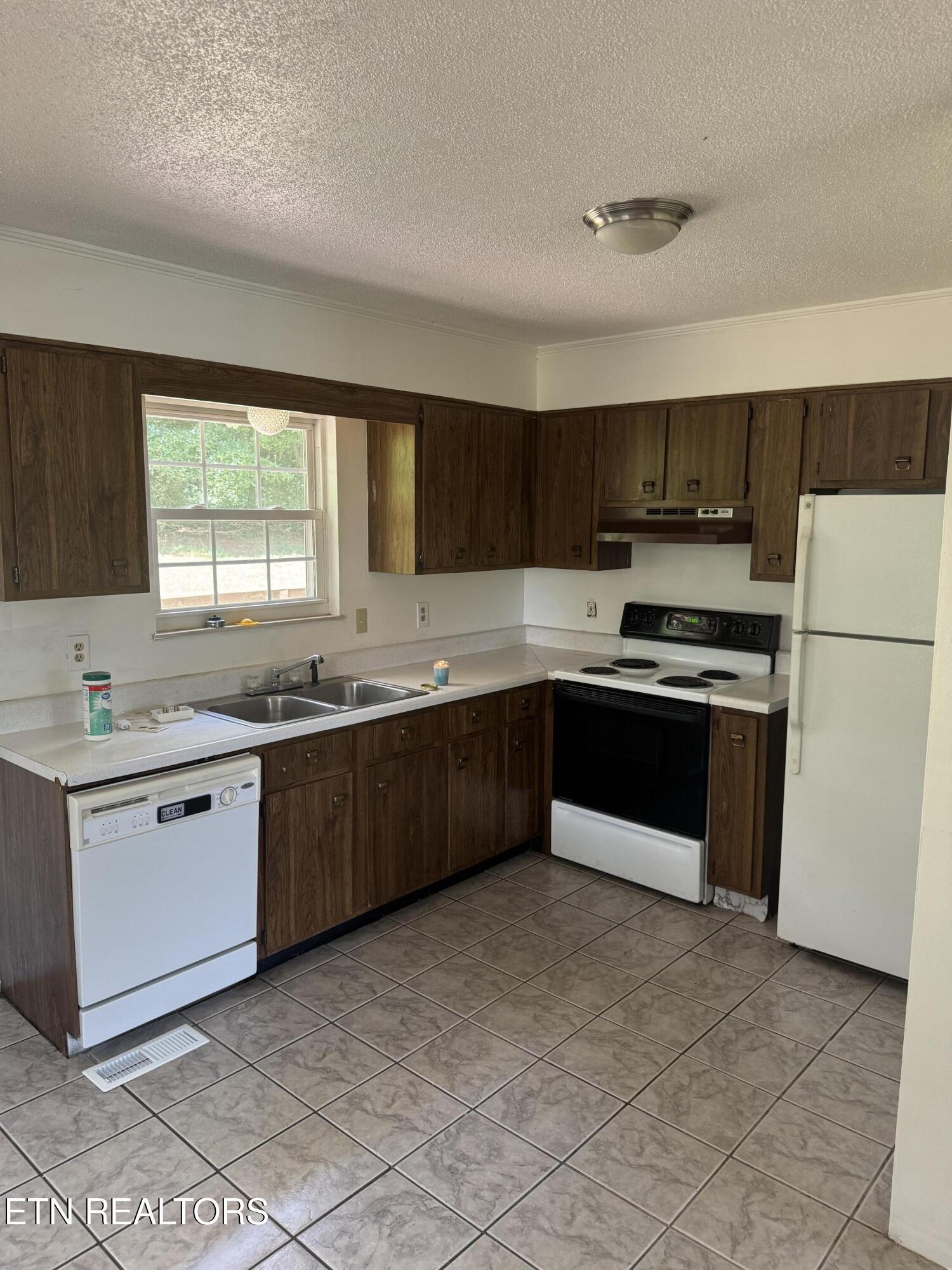 520 Crystal Springs Road Madisonville, TN 37354 - Photo 4 of 11 Kitchen