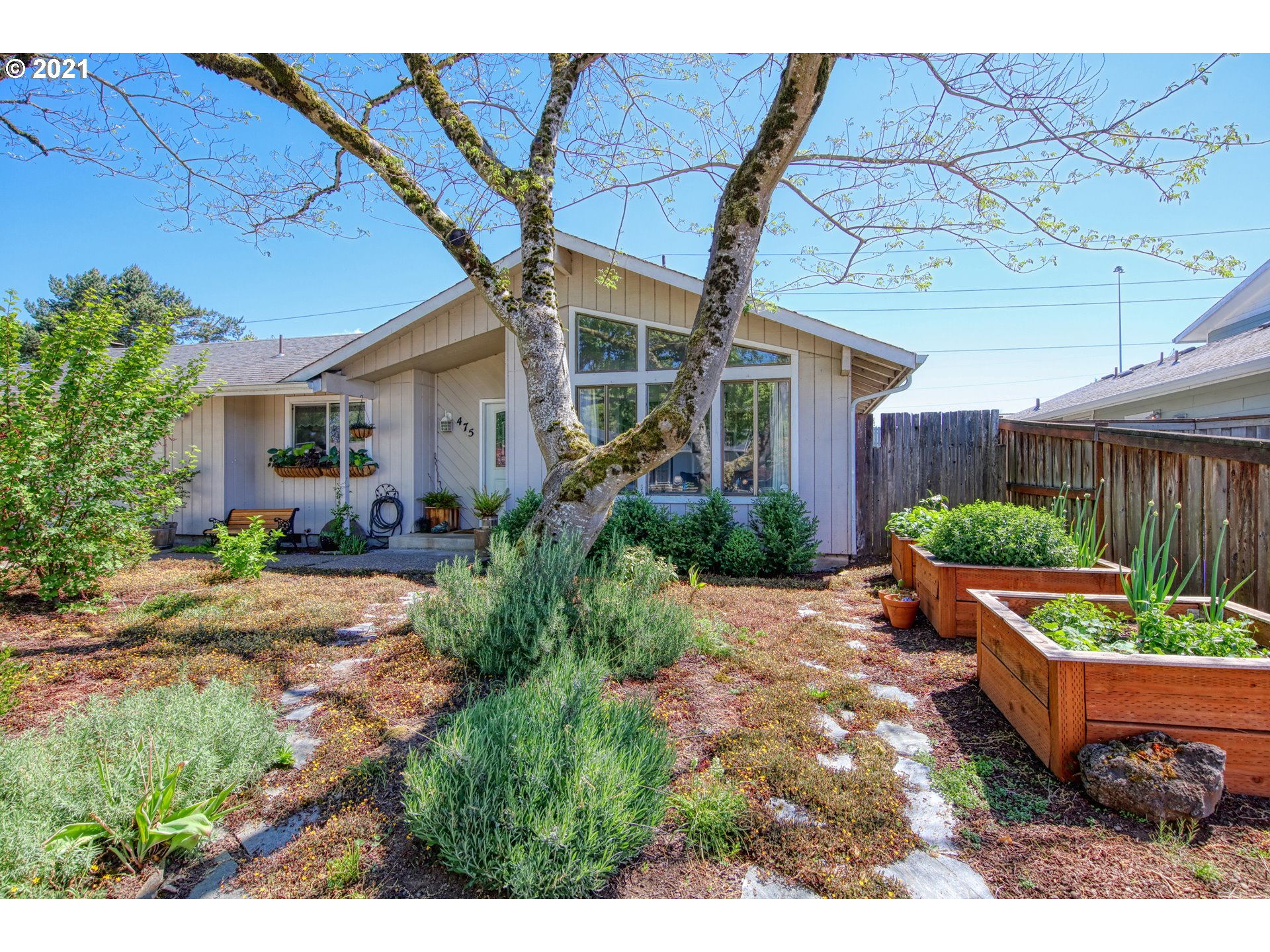 475 Panda Loop Eugene, OR 97401 - Photo 2 of 31 Gallery Image 2