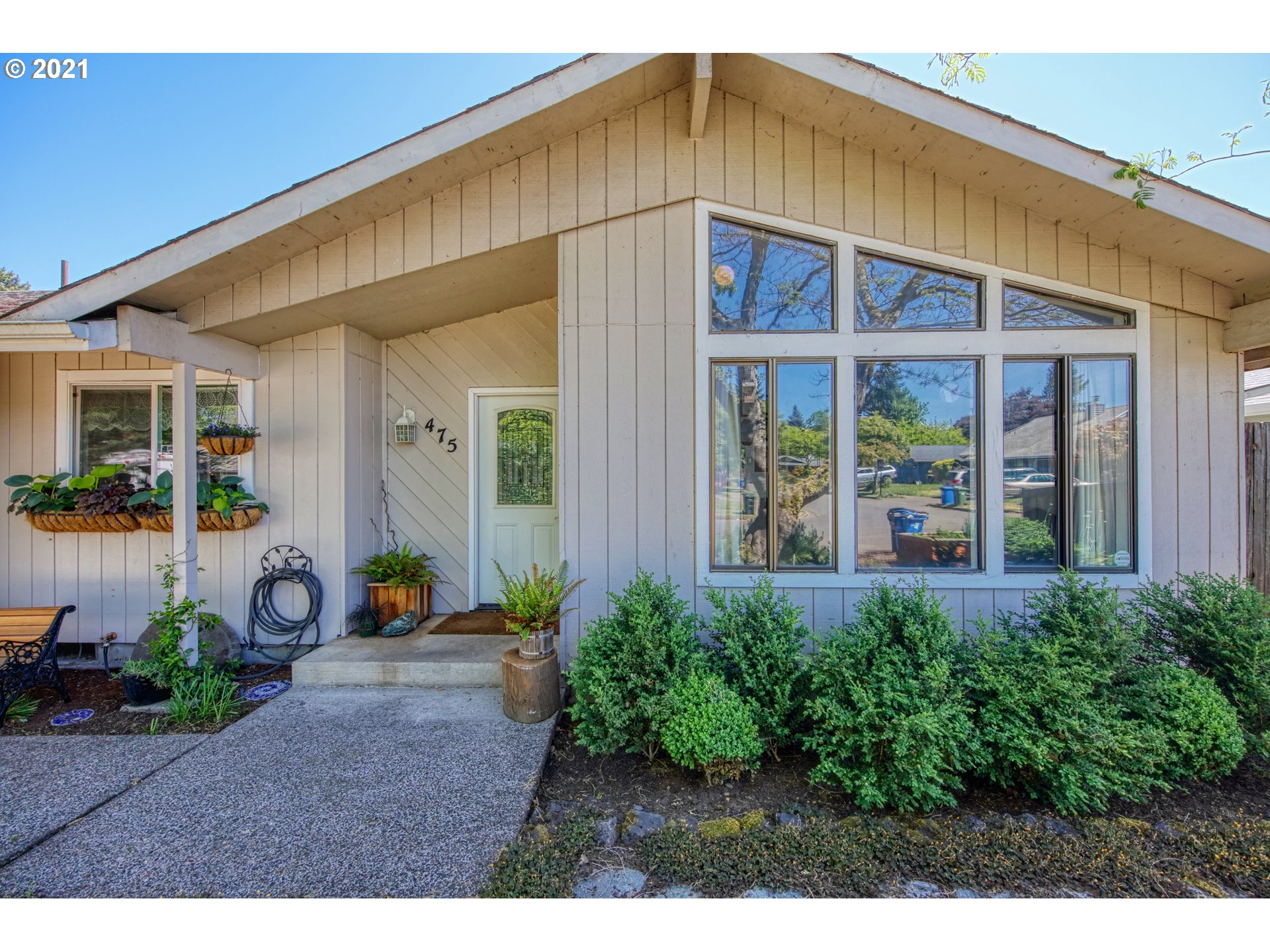 475 Panda Loop Eugene, OR 97401 - Photo 3 of 31 Gallery Image 3