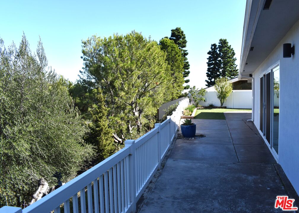 11365 Chalon Road Los Angeles, CA 90049 - Photo 4 of 19