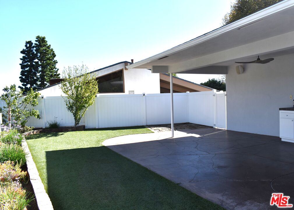 11365 Chalon Road Los Angeles, CA 90049 - Photo 5 of 19