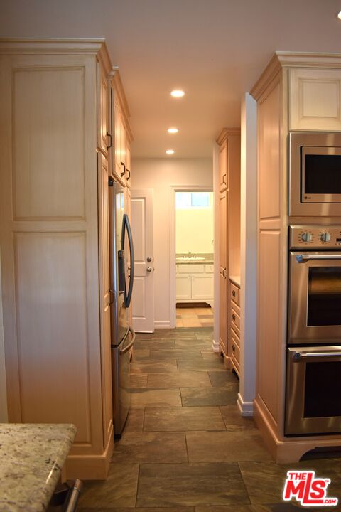 11365 Chalon Road Los Angeles, CA 90049 - Photo 7 of 19