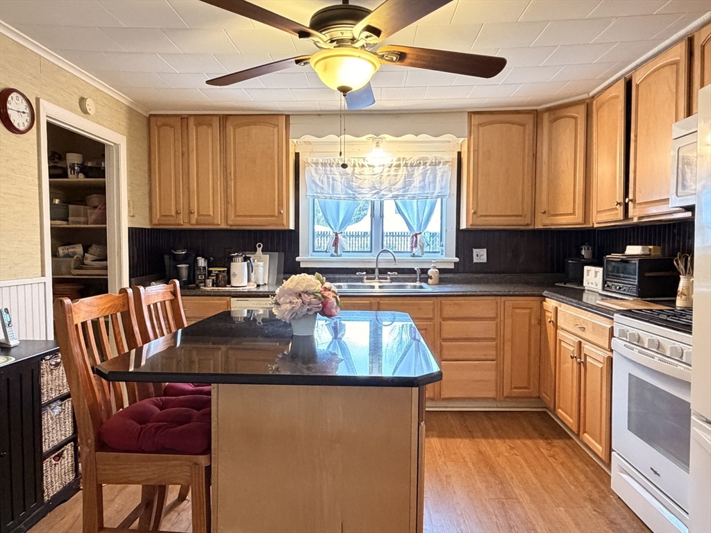 28 Eastford Road Southbridge, MA 01550 - Photo 4 of 29