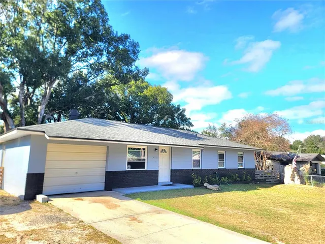 a view of a house with a yard