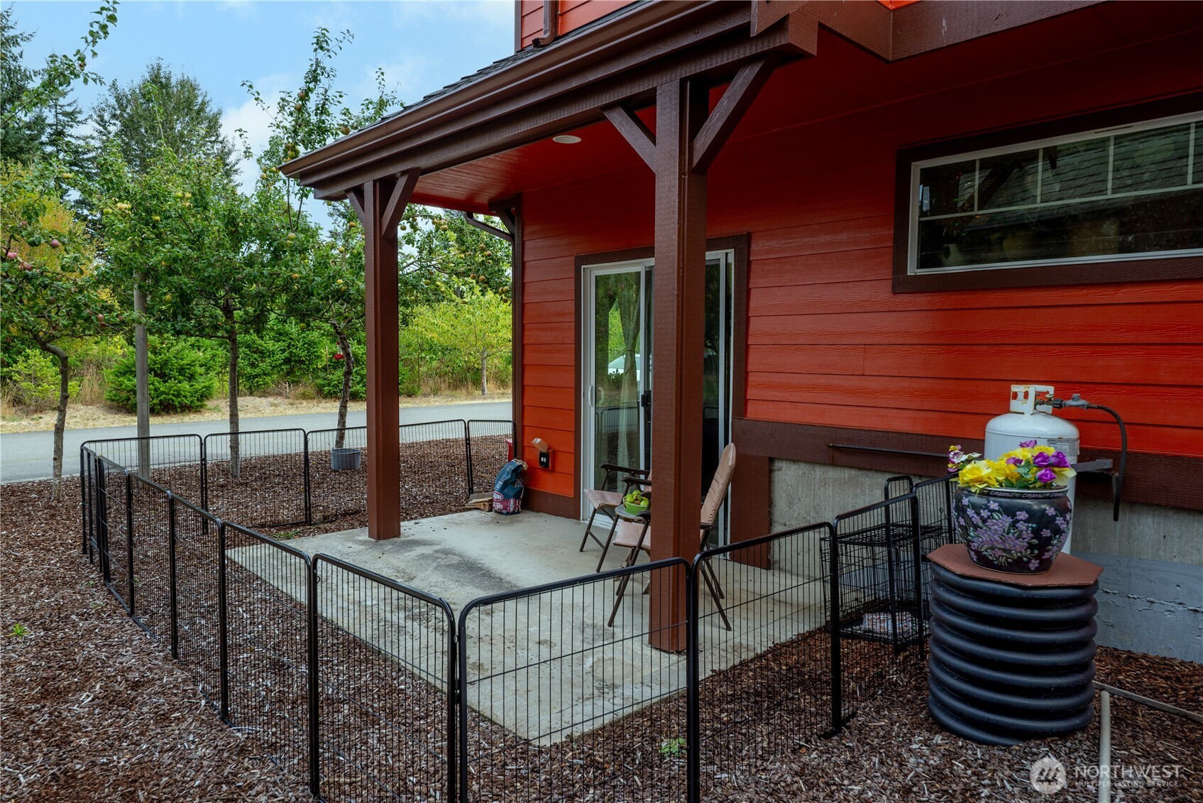 2612 Apple Tree Lane, Unit B Port Angeles, WA 98363 - Photo 4 of 40