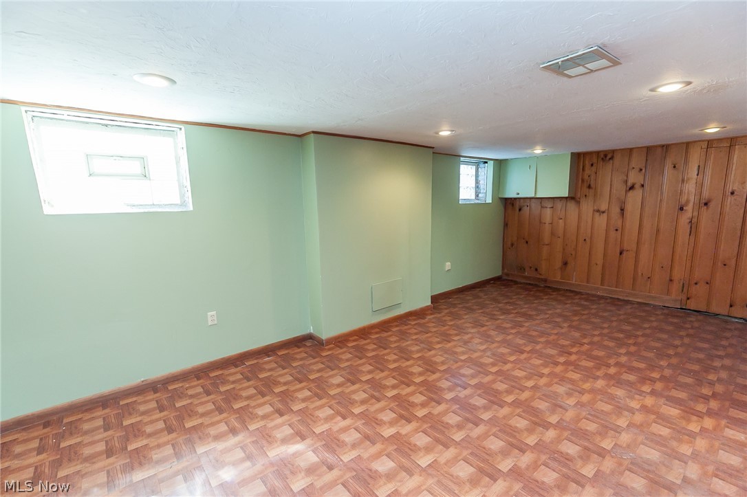 2212 Barrington Road Cleveland, OH 44118 - Photo 33 of 35