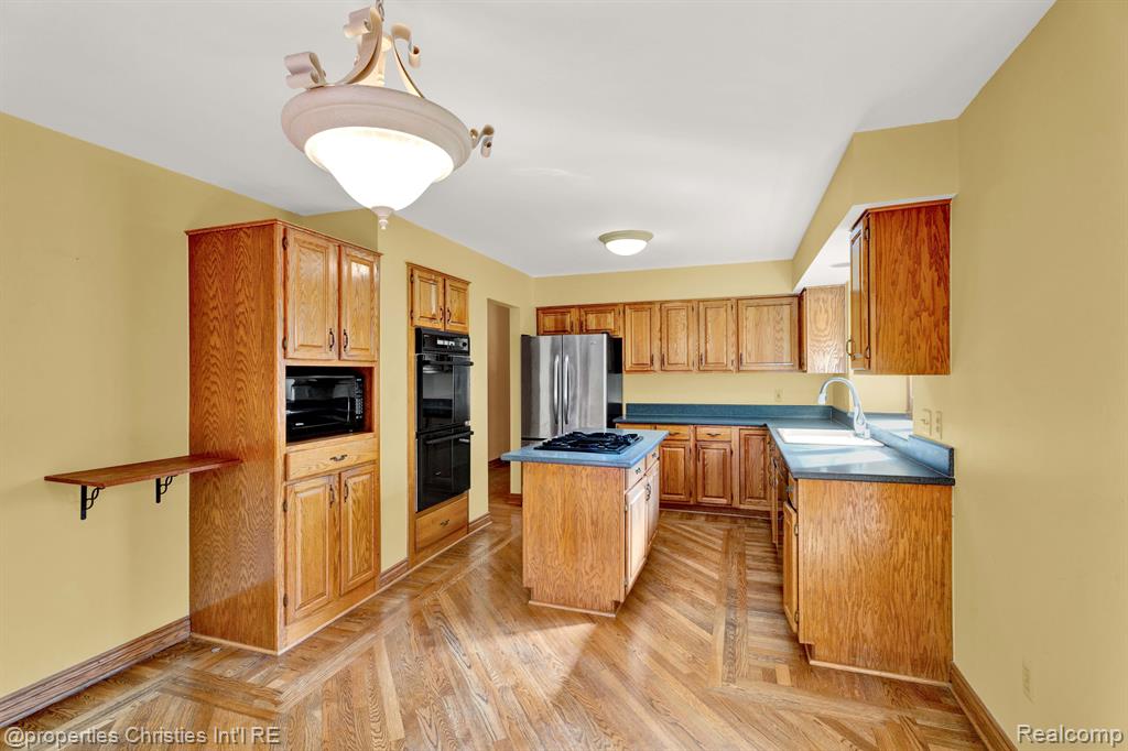 2160 Reagan Drive Rochester Hills, MI 48309 - Photo 15 of 60