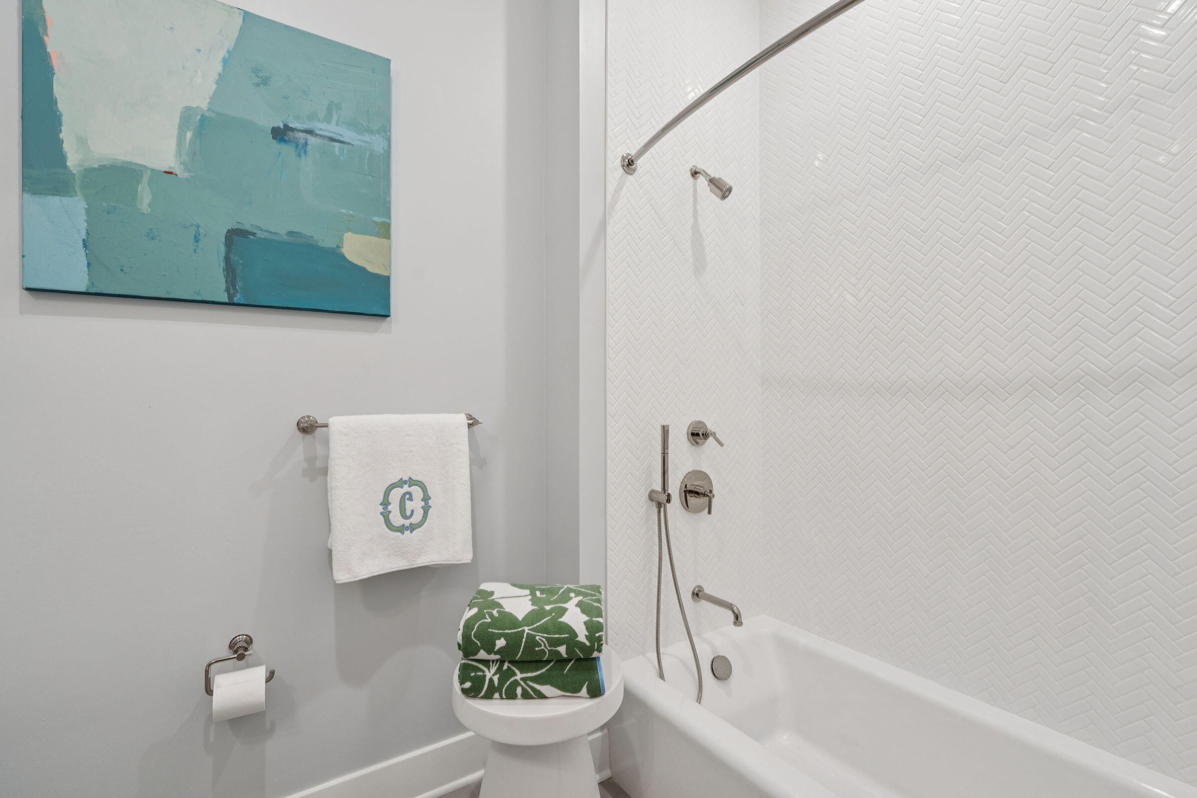 372 Broad Street Charleston, SC 29401 - Photo 11 of 26 Guest Bathtub