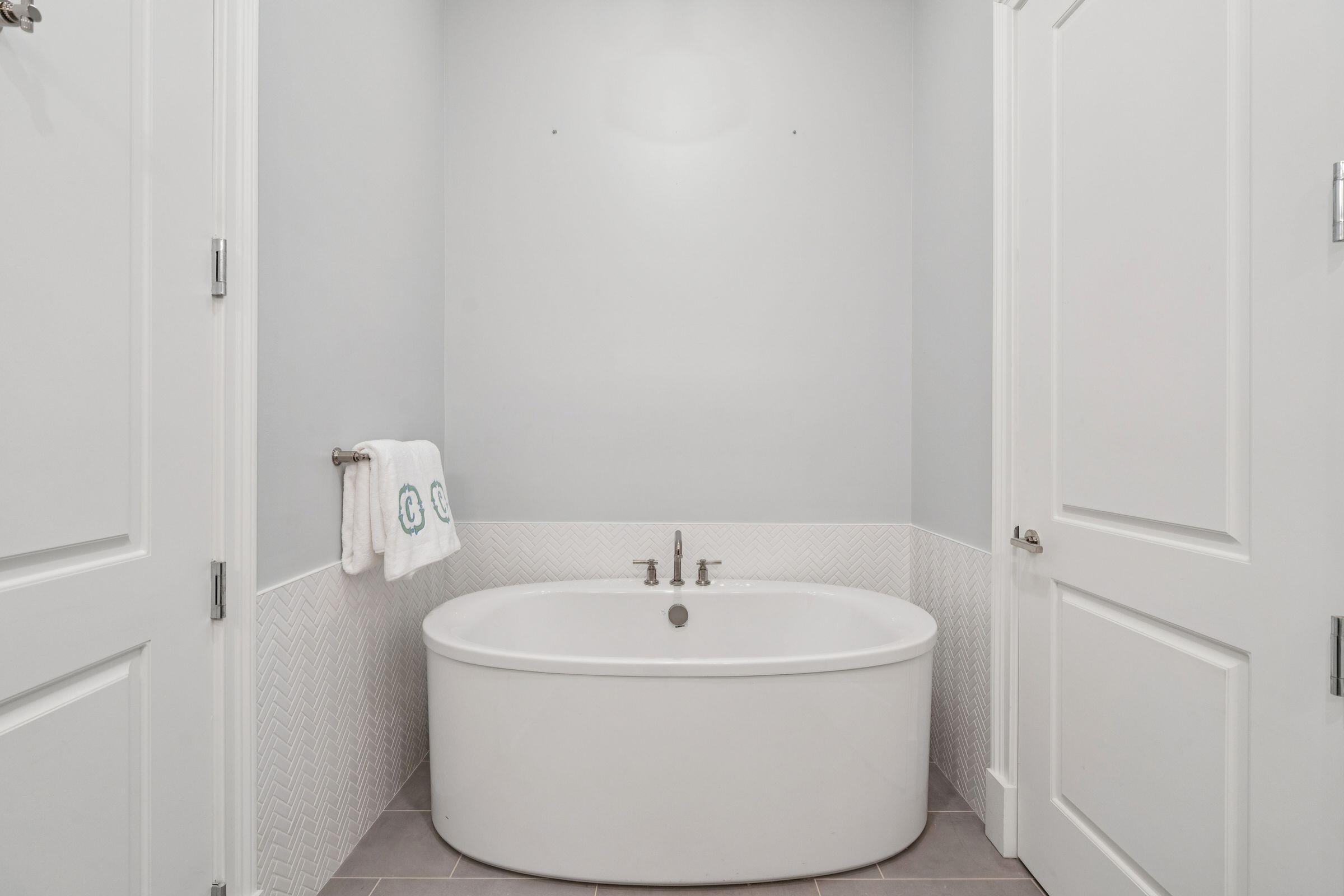 372 Broad Street Charleston, SC 29401 - Photo 23 of 26 Primary Tub
