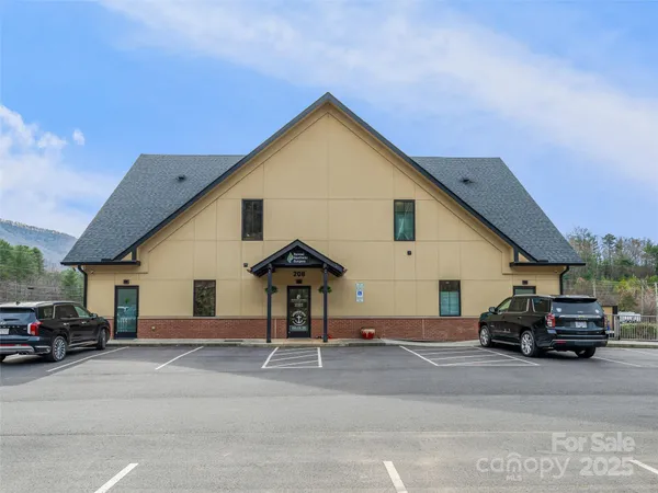 $425,000 | 208 Charlotte Highway, Unit 301, Asheville, NC 28803