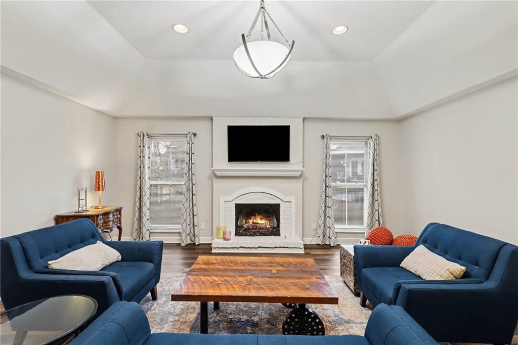 8721 Riggs Lane Overland Park, KS 66212 - Photo 4 of 31