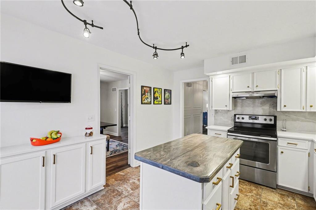 8721 Riggs Lane Overland Park, KS 66212 - Photo 8 of 31