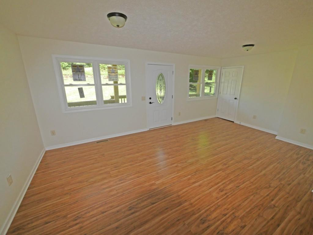 468 Woods Road Bluff City, TN 37618 - Photo 2 of 29 Living Room