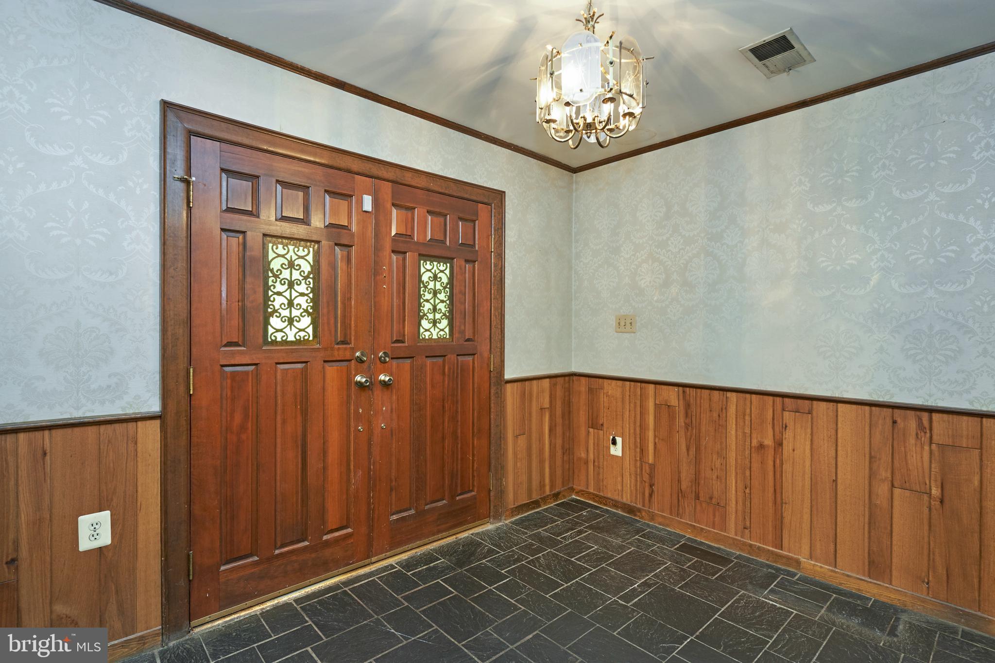 9327 Campbell Road Vienna, VA 22182 - Photo 4 of 44