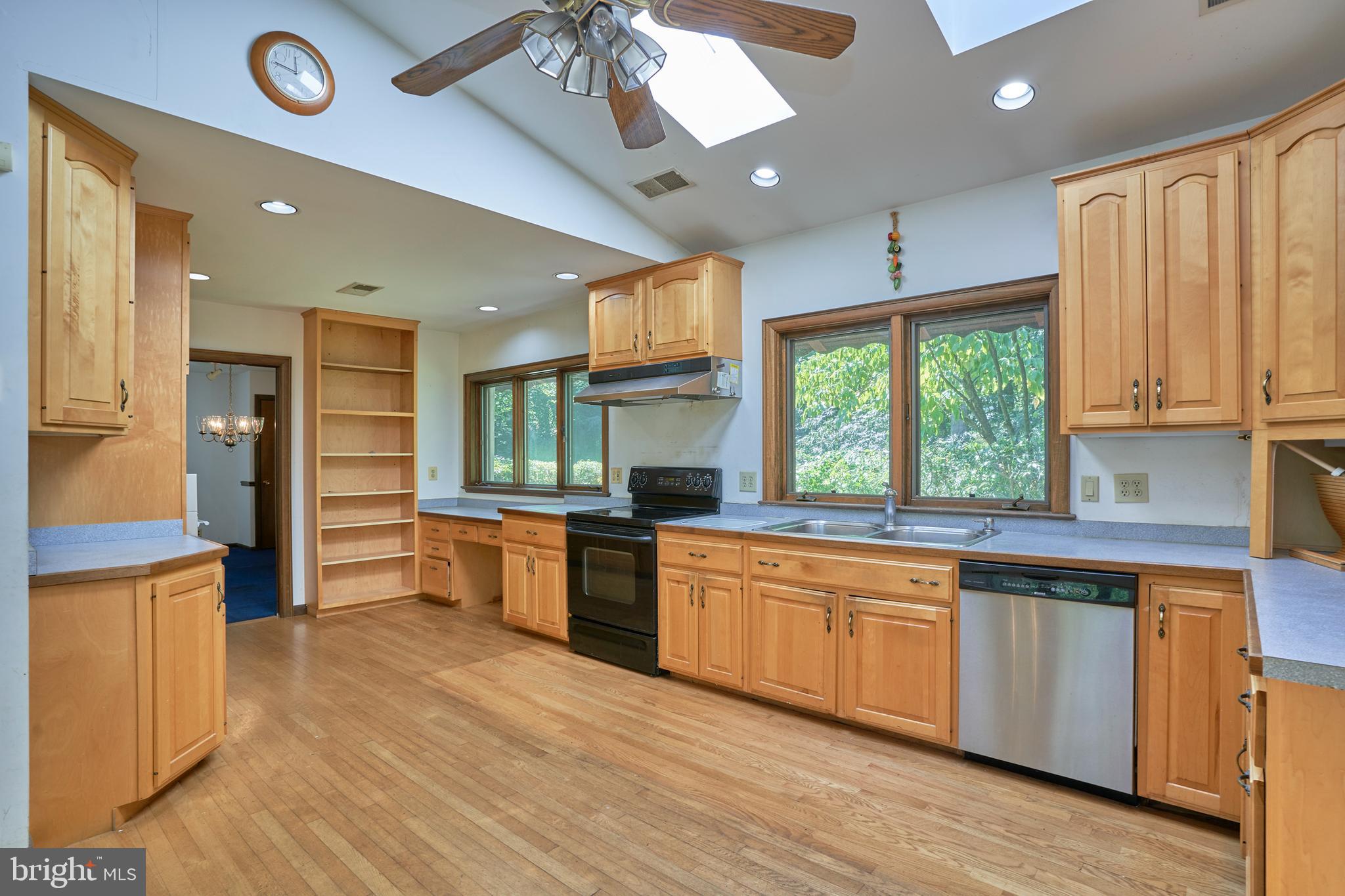 9327 Campbell Road Vienna, VA 22182 - Photo 8 of 44
