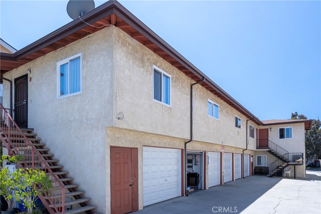2107 Pullman Lane Redondo Beach, CA 90278 - Photo 3 of 16 a house view with a outdoor space