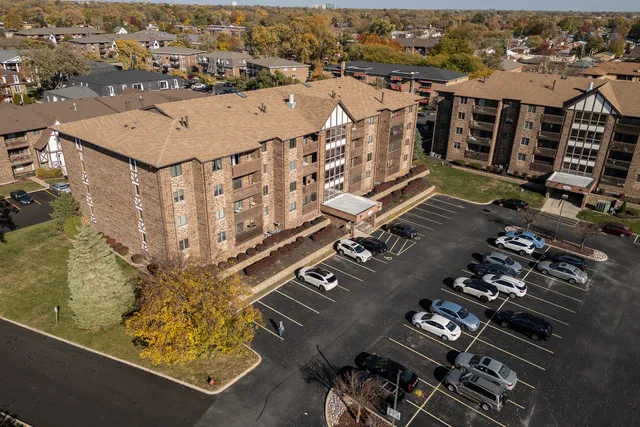 $309,900 | 10420 Circle Drive, Unit 47B, Oak Lawn, IL 60453