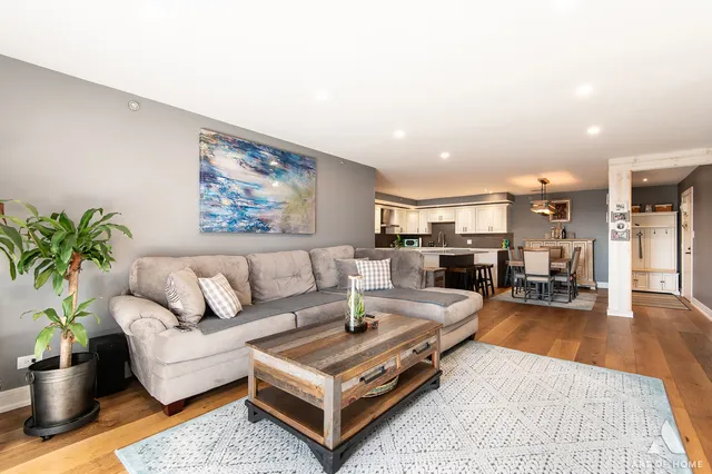 $309,900 | 10420 Circle Drive, Unit 47B, Oak Lawn, IL 60453