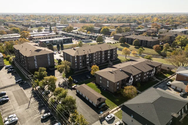 $309,900 | 10420 Circle Drive, Unit 47B, Oak Lawn, IL 60453