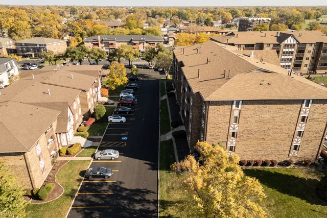 $309,900 | 10420 Circle Drive, Unit 47B, Oak Lawn, IL 60453