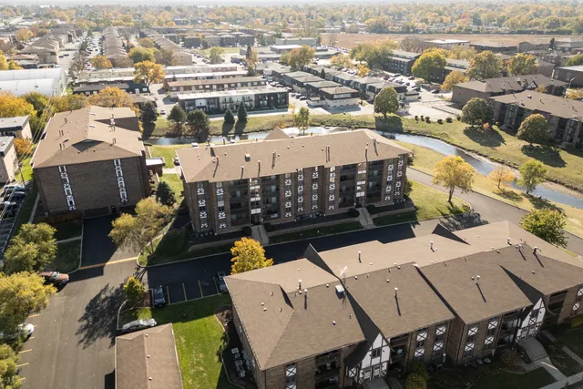 $309,900 | 10420 Circle Drive, Unit 47B, Oak Lawn, IL 60453