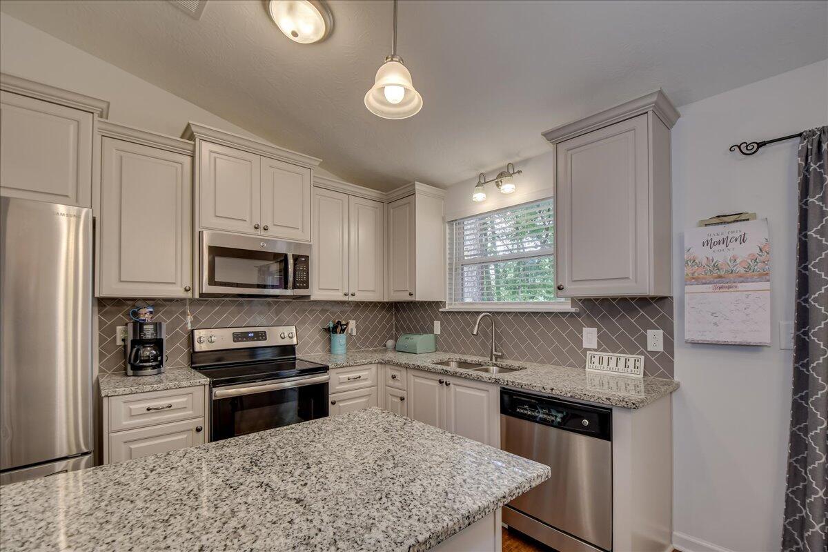3763 Pine Ridge Run Martinez, GA 30907 - Photo 10 of 31 Kitchen with stainless steel appliances