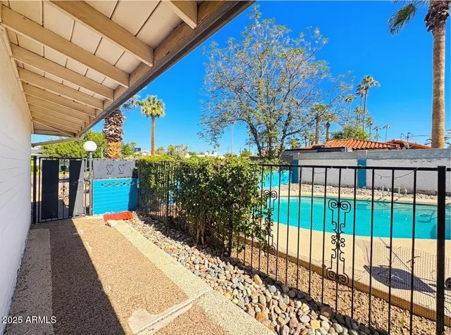 a view of a backyard