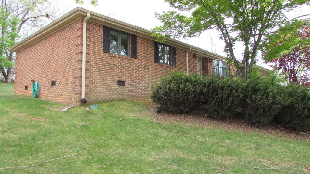 7809 Brandon Road Fairlawn, VA 24141 - Photo 6 of 48 Gallery Image 6