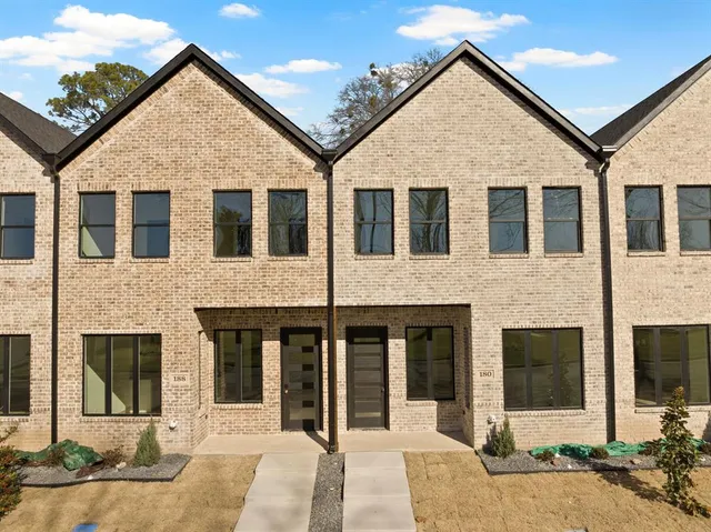 $2,300 | 172 West 17th Street, Mount Pleasant, TX 75455