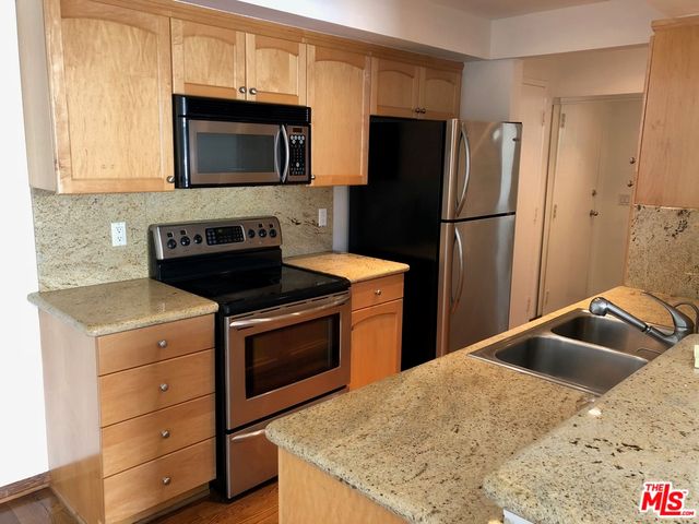 $3,195 | 911 North Kings Road, Unit 307, West Hollywood, CA 90069