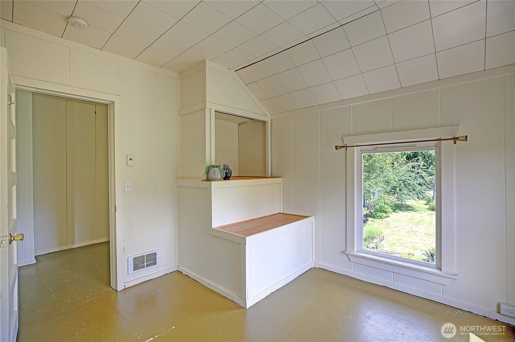 522 Chapman Road Camano Island, WA 98282 - Photo 17 of 26 an empty room with windows