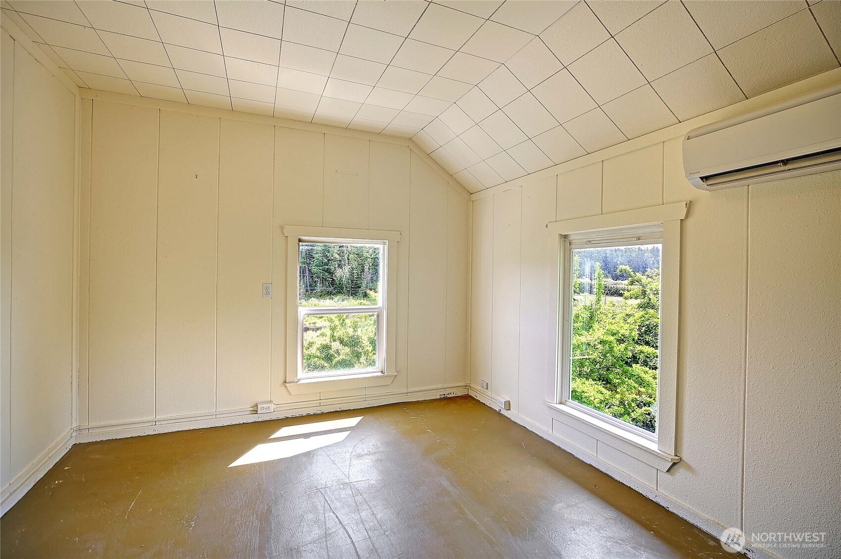 522 Chapman Road Camano Island, WA 98282 - Photo 18 of 26 an empty room with windows