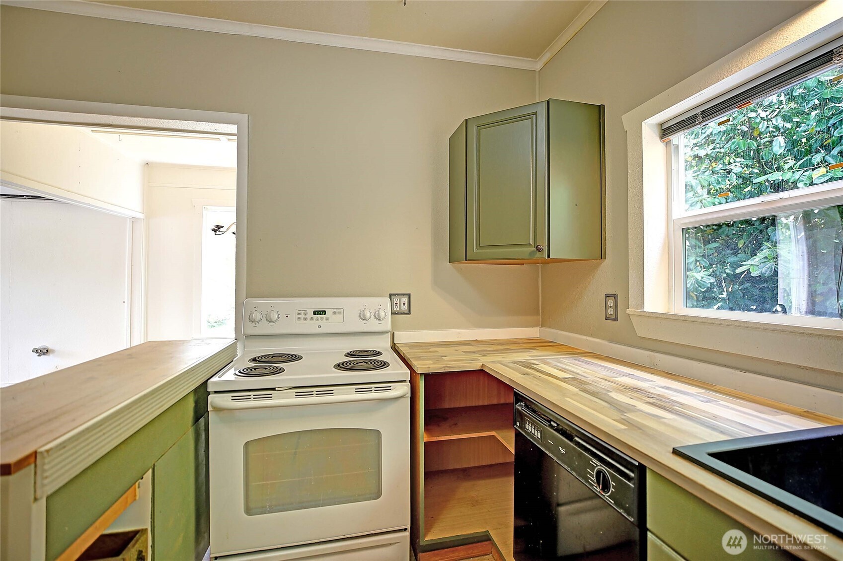 522 Chapman Road Camano Island, WA 98282 - Photo 8 of 26 a kitchen with a stove and a sink