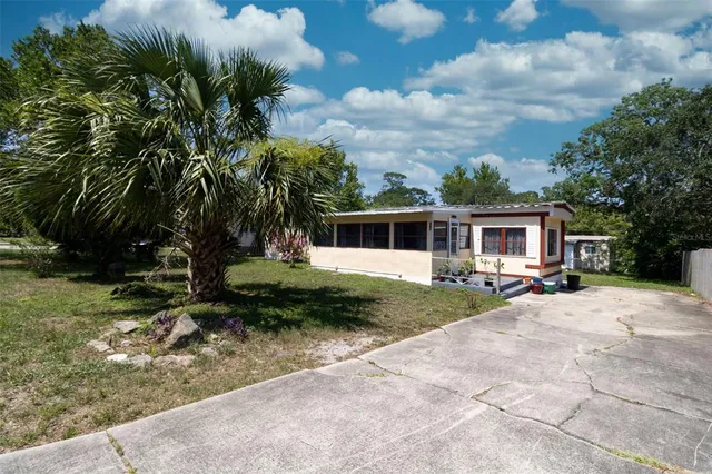 a view of a house with backyard and garden