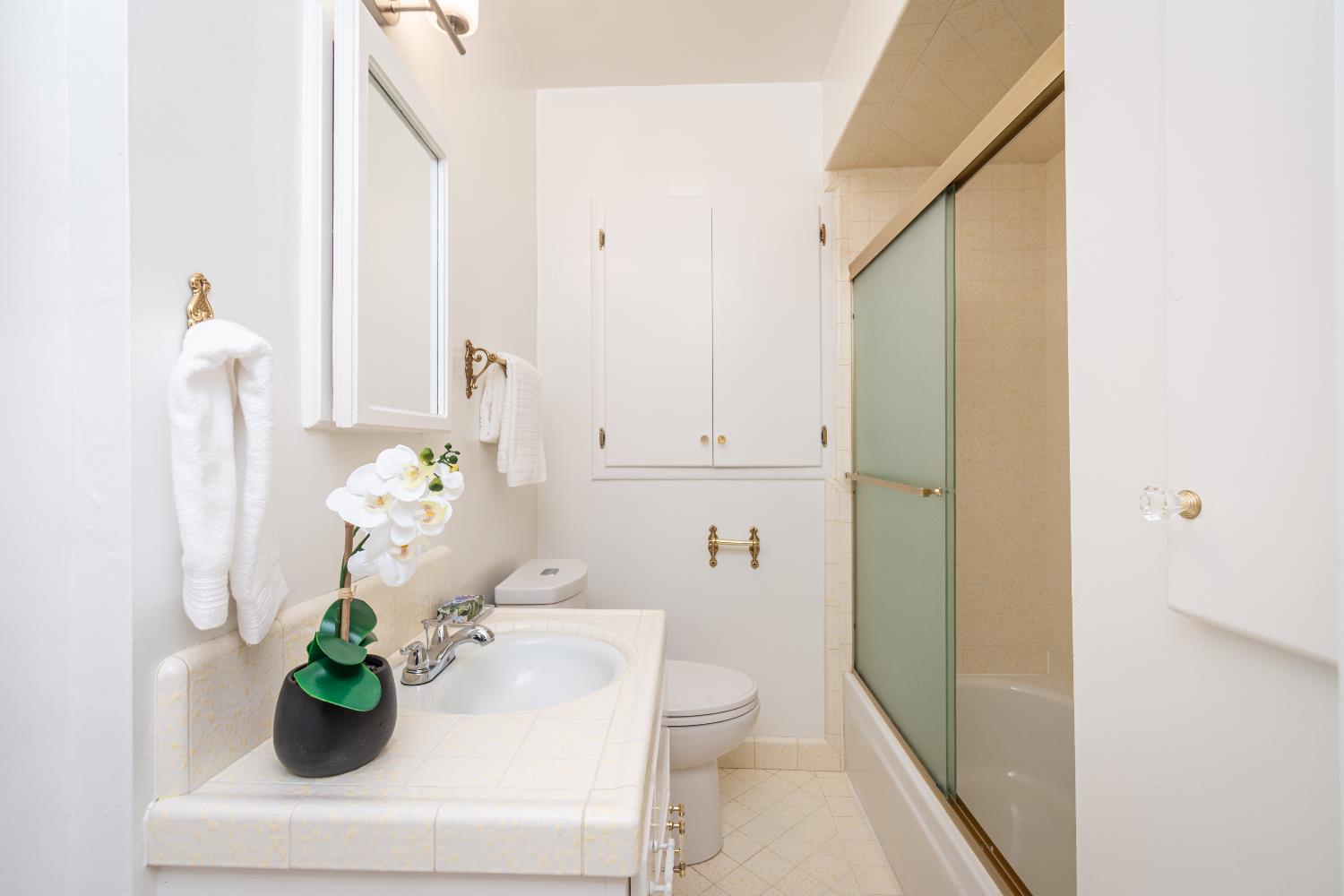 151 Coloma Way Sacramento, CA 95819 - Photo 15 of 28 a bathroom with a toilet sink and tub