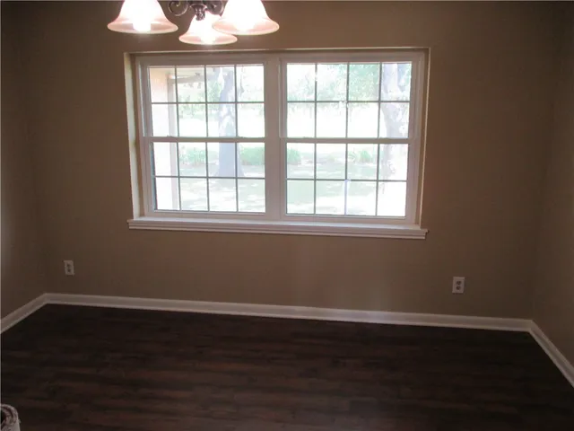 $2,400 | 215 Monkey Road, Elgin, TX 78621