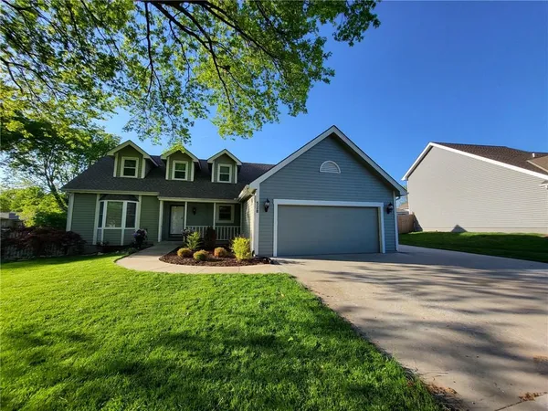 $349,900 | 528 Northeast Bordner Drive, Lee's Summit, MO 64086