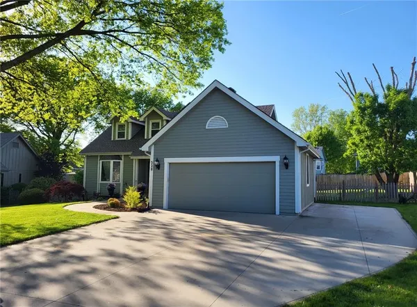 $349,900 | 528 Northeast Bordner Drive, Lee's Summit, MO 64086