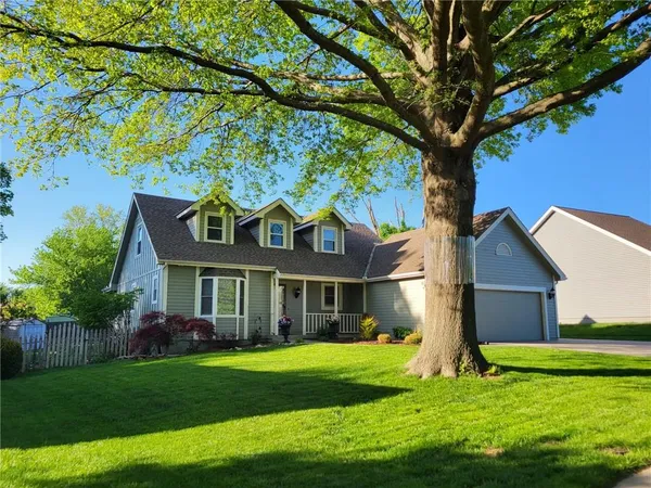 $349,900 | 528 Northeast Bordner Drive, Lee's Summit, MO 64086