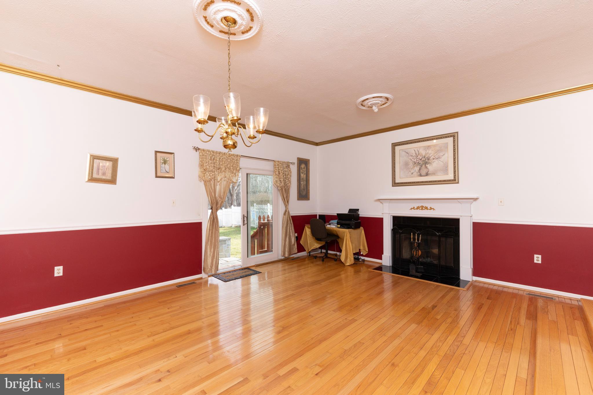 24237 Newbury Road Gaithersburg, MD 20882 - Photo 22 of 30 Family room/dining room