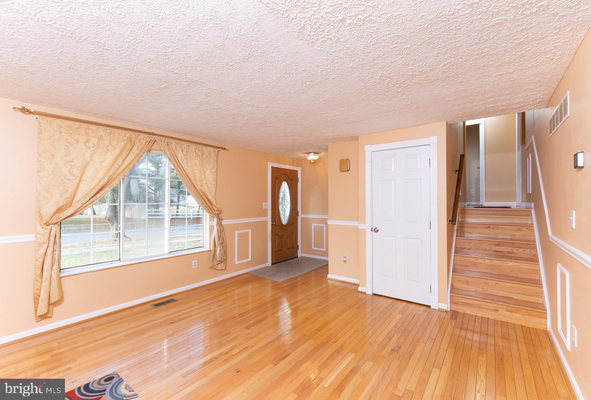 24237 Newbury Road Gaithersburg, MD 20882 - Photo 4 of 30 Living Room