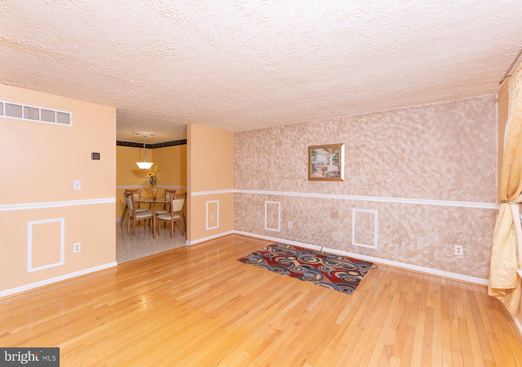24237 Newbury Road Gaithersburg, MD 20882 - Photo 5 of 30 Living Room