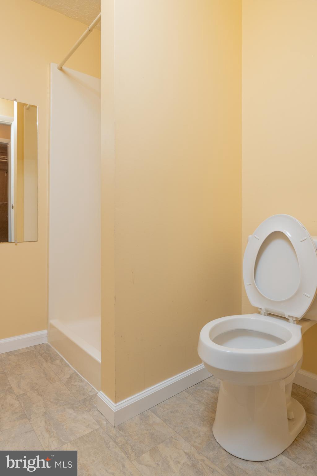 24237 Newbury Road Gaithersburg, MD 20882 - Photo 10 of 30 Full Bathroom