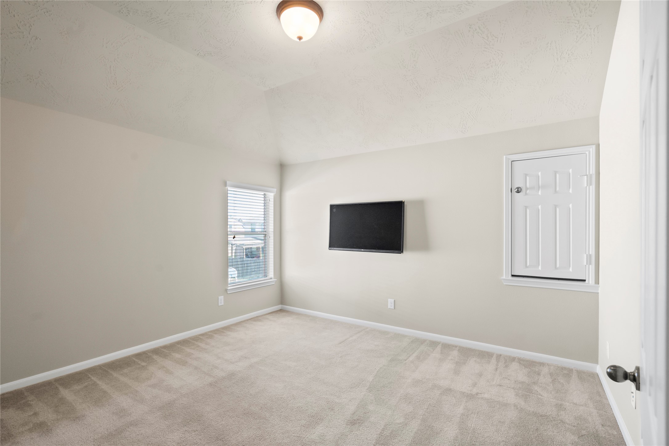 5307 Amber Sky Lane Rosharon, TX 77583 - Photo 31 of 44 an empty room with windows and television