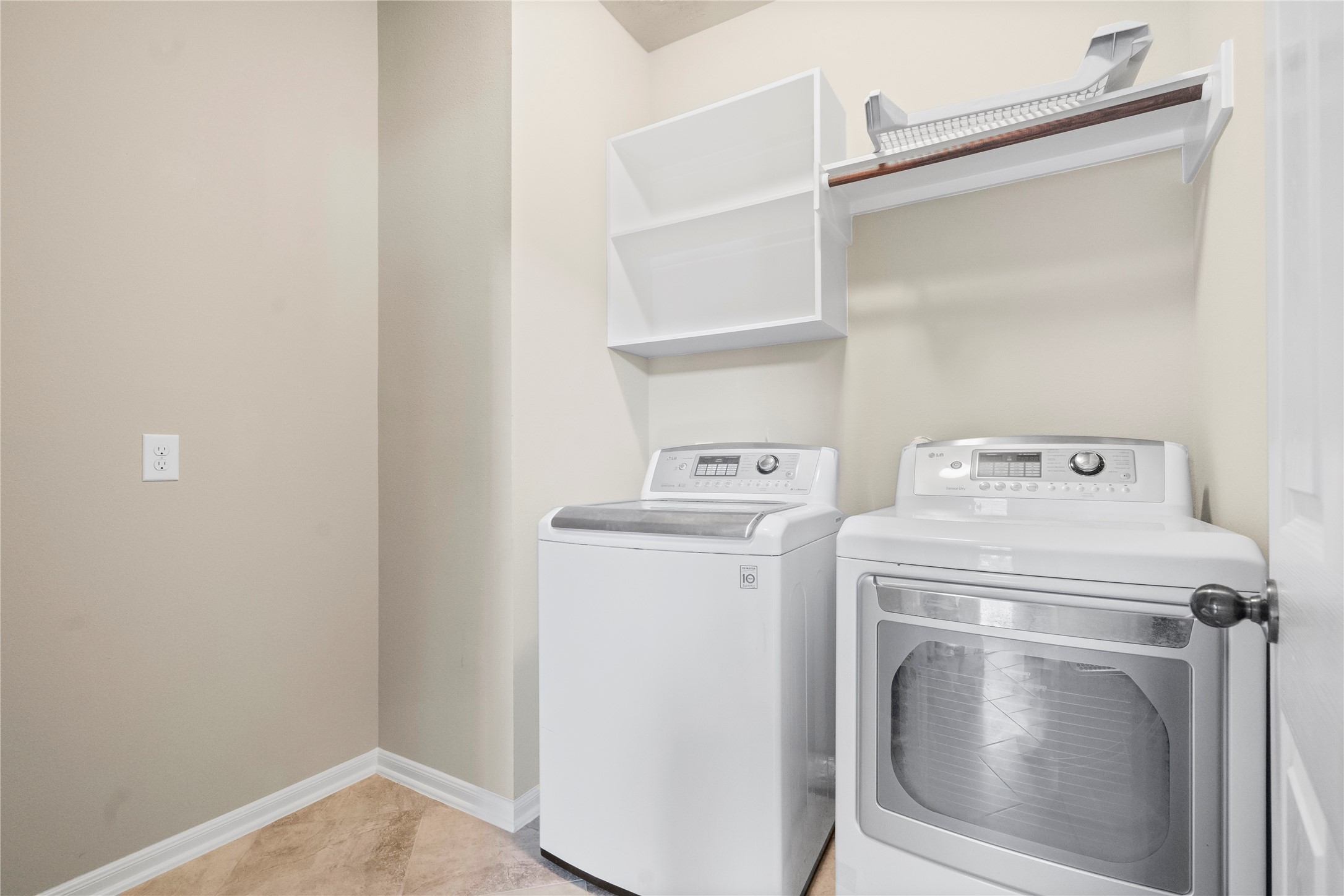5307 Amber Sky Lane Rosharon, TX 77583 - Photo 39 of 44 a utility room with dryer and washer