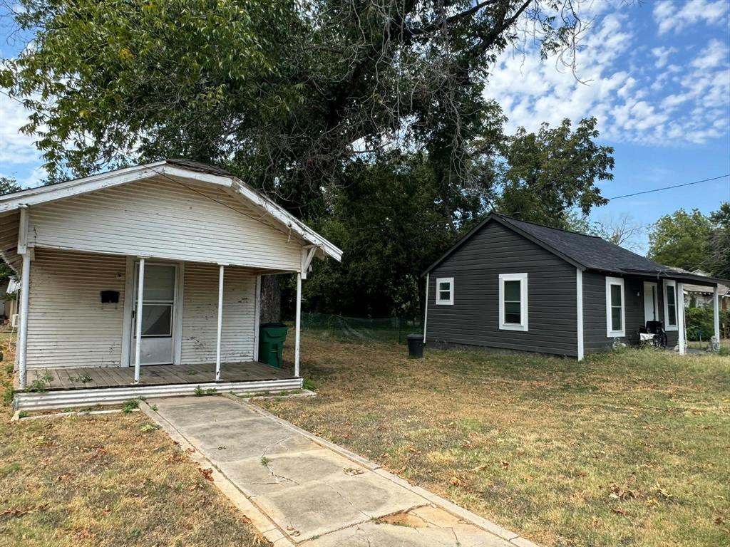588 South Minter Street Stephenville, TX 76401 - Photo 2 of 12 front view of a house with a yard