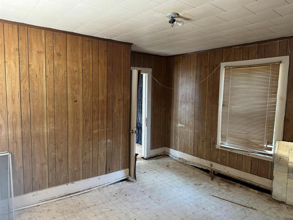 588 South Minter Street Stephenville, TX 76401 - Photo 3 of 12 an empty room with windows